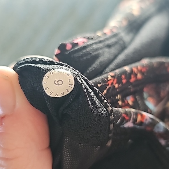 STUNNING LULULEMON FREE TO BE SPORTS BRA - Picture 5 of 9